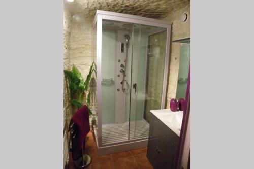 ein Bad mit einer Dusche und einem Waschbecken in der Unterkunft Les Hauts de Nazelles in Nazelles