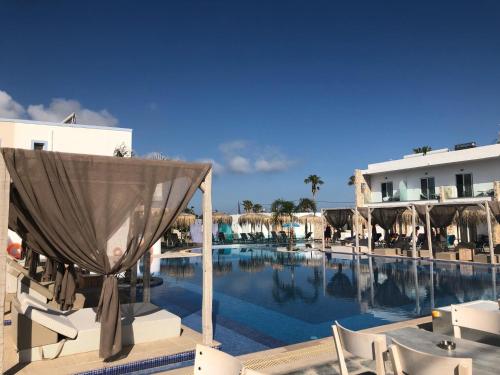Bazén v ubytovaní Sunshine Hotel Tigaki alebo v jeho blízkosti
