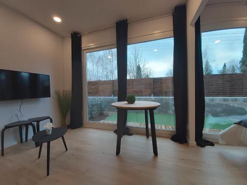 Televisyen dan/atau pusat hiburan di Acero y Piedra Apartamentos con jardín privado