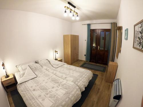 um quarto com uma cama grande num quarto em IL-LAK Apartment em Pannonhalma