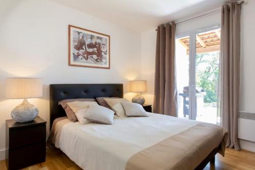 เตียงในห้องที่ Côte d'Azur, Villa New Gold Dream with heated and privat pool, sea view