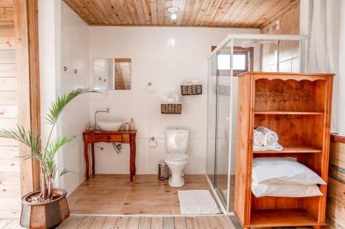 a bathroom with a toilet and a sink at Villa Rosa e Mar - Praia do Rosa in Imbituba