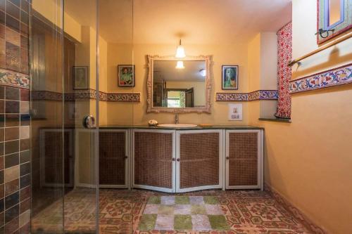 Η κουζίνα ή μικρή κουζίνα στο La Petite Maison - a Cityview Villa presented by StayVista