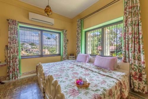 Ένα ή περισσότερα κρεβάτια σε δωμάτιο στο La Petite Maison - a Cityview Villa presented by StayVista