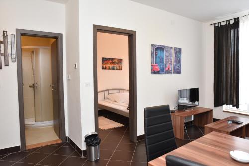 Un pat sau paturi într-o cameră la Private apartman 5b23 in Kraljevi cardaci