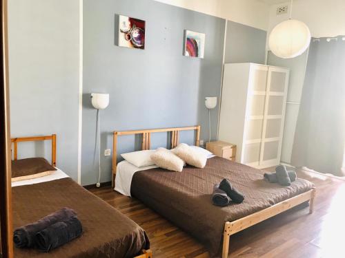 1 Schlafzimmer mit 2 Betten in einem Zimmer in der Unterkunft Point Elyseum Apartament in St Julian's