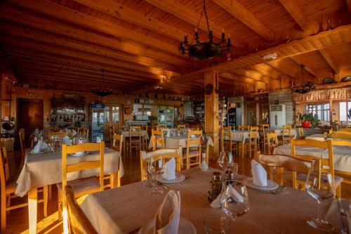Un restaurante u otro lugar para comer en OLD HOUSE