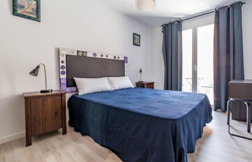 バレンシアにあるMalvarossa apartment near beachのベッドルーム1室(青い毛布付きのベッド1台付)