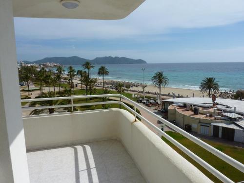 卡拉米洛的住宿－FeWo Mallorca-ideal - Mercedes，享有海滩美景的阳台