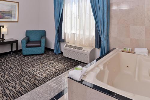 صورة لـ Holiday Inn Express & Suites Tacoma South - Lakewood, an IHG Hotel في ليكود