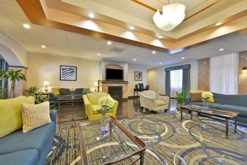 Televisyen dan/atau pusat hiburan di Holiday Inn Express & Suites Tacoma South - Lakewood by IHG