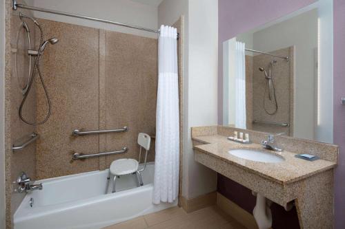 y baño con bañera, lavamanos y ducha. en La Quinta by Wyndham Snellville - Stone Mountain en Snellville