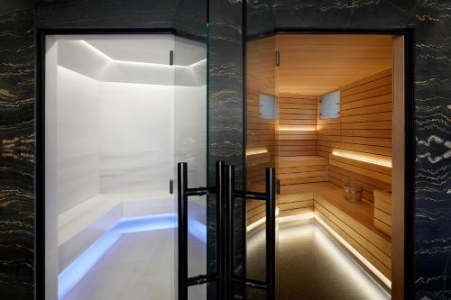 un jacuzzi en un baño con una puerta de cristal en Maison Villeroy, en París