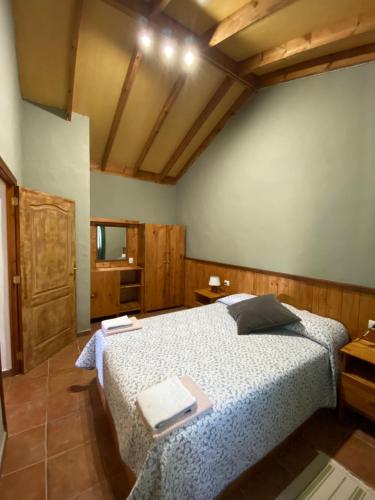 een slaapkamer met een bed met twee boeken erop bij Breñoso 2 in Puntagorda