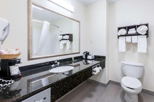 Kamar mandi di Clarion Pointe Madison-Huntsville