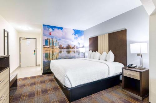 Tempat tidur dalam kamar di Clarion Pointe Madison-Huntsville