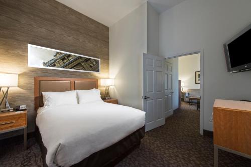 Giường trong phòng chung tại Holiday Inn Savannah Historic District, an IHG Hotel