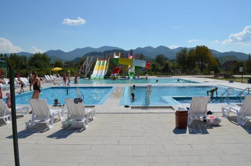 Bazén v ubytování Tulipan Hotel Aquapark nebo v jeho okolí