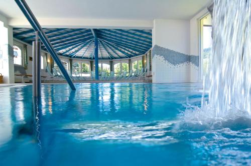 a swimming pool with a water fountain at Hotel Garni Bergblick in Biberach bei Offenburg