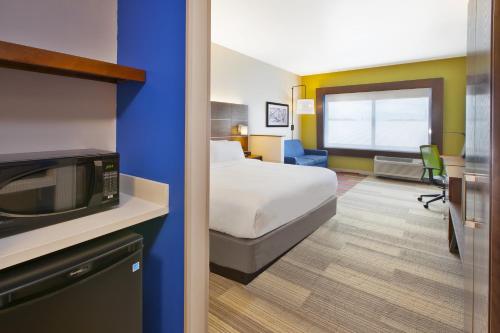 Un pat sau paturi într-o cameră la Holiday Inn Express and Suites South Hill, an IHG Hotel