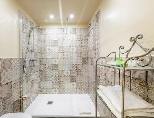 bagno con doccia e box doccia in vetro di Residence Lenno a Lenno