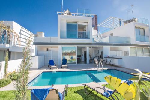 una imagen de una casa con piscina en Olivine Pearl Villas, en Protaras