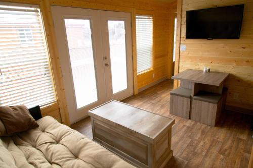 uma sala de estar com um sofá e uma mesa de centro em Westport Inn Cabins em Westport