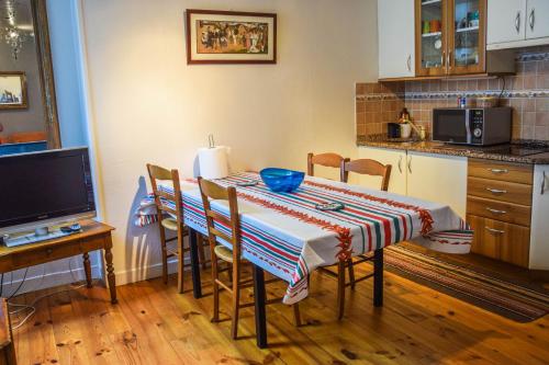 - une cuisine avec une table et un bol bleu dans l'établissement bayonne centre, à Bayonne