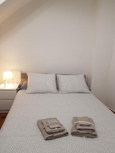 a bedroom with a bed with two towels on it at Casual House Valencia in Valencia