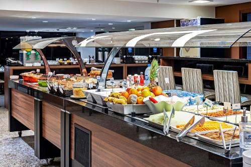 ein Buffet mit vielen verschiedenen Speisen in der Unterkunft Firenze Business Hotel in Palhoça