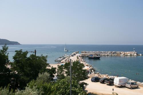 a beach with a bunch of cars and a dock at ELVETIA VILLA in Potos