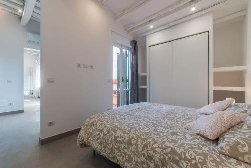 ein Schlafzimmer mit einem Bett und einer großen Schiebetür in der Unterkunft Piazza Navona Panoramic Penthouse in Rom