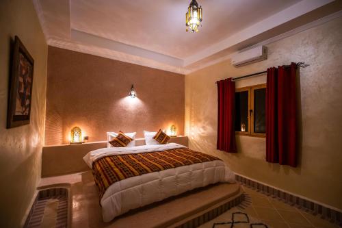 Tempat tidur dalam kamar di Riad Les jardins de Merzouga