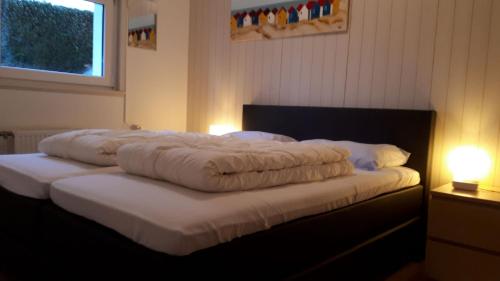 1 cama blanca grande con 2 almohadas en Europapark C7 2-4p, en Lichtenau