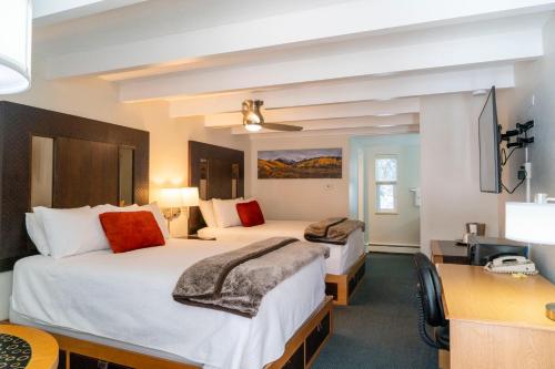 a hotel room with two beds and a desk at Aspenalt Lodge in Basalt