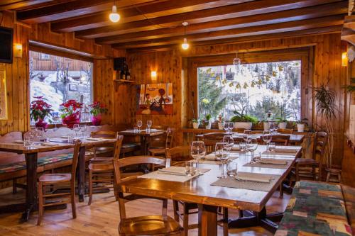 Restaurant ou autre lieu de restauration dans l'établissement Hotel Chalet Joli