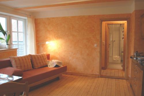 a living room with a couch and a bathroom at Ferienwohnungen Haus Froschkönig in Hannoversch Münden