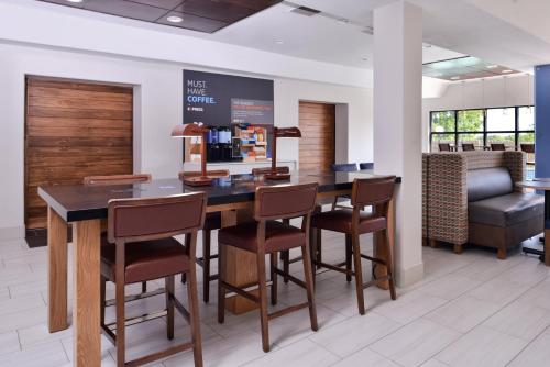 a conference room with a table and chairs at Holiday Inn Express Hotel & Suites Elgin by IHG in Elgin