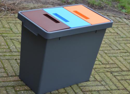 a black trash can sitting on the ground at Bed&Breakfast 't Eikeltje in Hollandscheveld