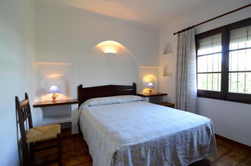 een slaapkamer met een bed en twee tafels met lampen erop bij VALL GRAN 2 in L'Estartit