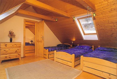 um quarto com 2 camas e uma janela em Stara Horaren 2 em Dobsiná