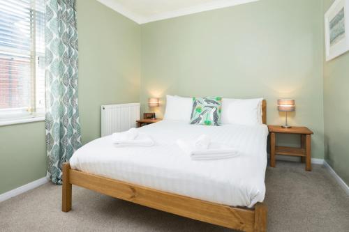 una camera da letto con un grande letto bianco e una finestra di Central Portland Street with Free Parking a Brighton & Hove