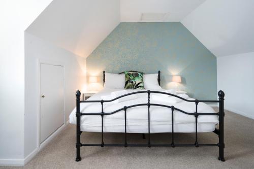 1 dormitorio con 1 cama con pared azul en Central Portland Street with Free Parking en Brighton & Hove