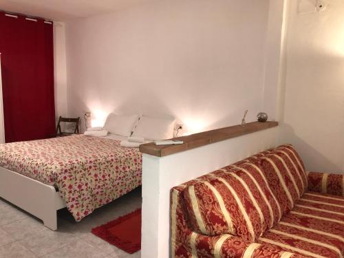 um quarto com uma cama e uma cortina vermelha em Appartamento a due passi dal Duomo em Florença