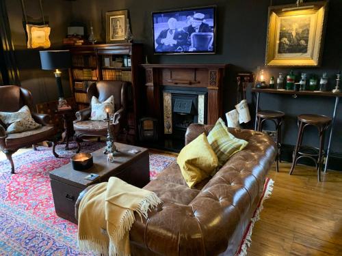a living room filled with furniture and a tv at 23 Mayfield in Edinburgh