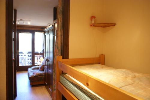 モルジヌにあるchamps de la Plagneのベッドルーム(二段ベッド1組、椅子付)