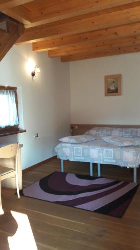 a bedroom with a bed and a table in a room at Casa Rosetta in Mel