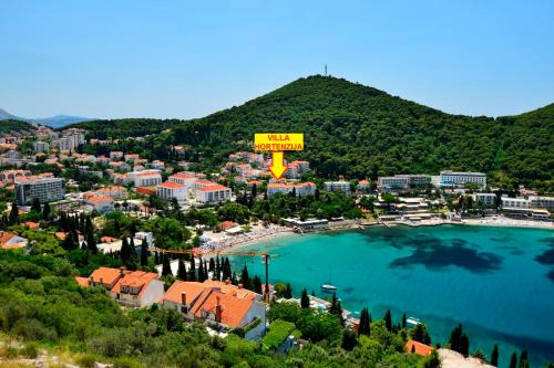 - une vue aérienne sur une ville et un lac dans l'établissement Villa Hortenzia, à Dubrovnik
