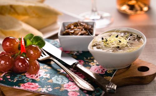 Jídlo v penzionu nebo okolí