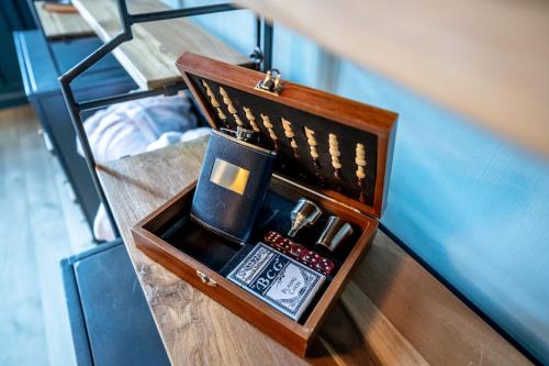ブルージュにあるCastelsuitesの木箱(カップ、携帯電話付)